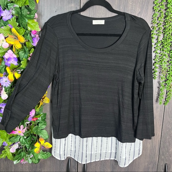 💙2/$40💙Status by Chenault Printed Tiered Blouse Size Medium - Picture 2 of 16